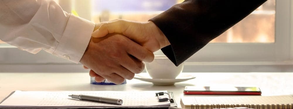 Stretta di mano per accordare il preventivo del sito internet in WordPress